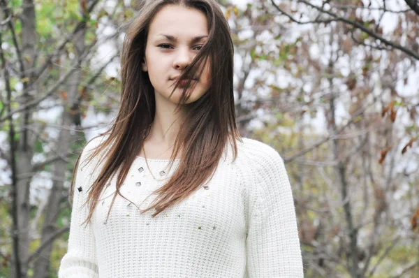 Belleza Chica Al aire libre disfrutando de la naturaleza. Hermosa adolescente modelo gi — Foto de Stock