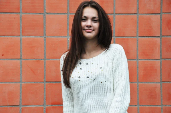 Beauty Girl Ao ar livre desfrutando da natureza. Modelo de adolescente bonito gi — Fotografia de Stock