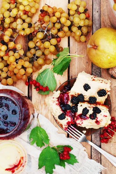 Fruits, raisins, poires sur fond de bois, délicieuses pâtisseries — Photo