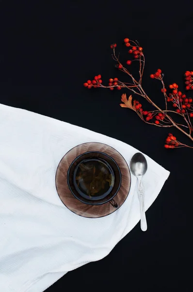Taza marrón con té verde fresco. Taza de té sobre fondo negro — Foto de Stock