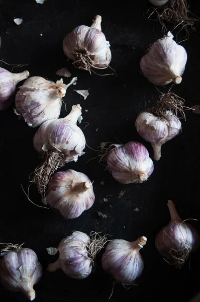Fresh garlic bulbs on a black background. garlic on black backg — Stock Photo, Image