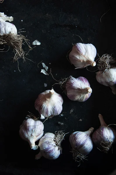 Fresh garlic bulbs on a black background. garlic on black backg — Stock Photo, Image