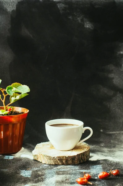 Крупним планом чашка кави зі смаженими кавовими зернами на чорному фоні — стокове фото
