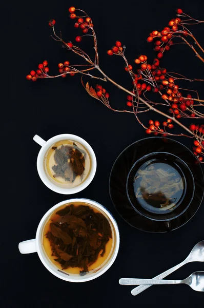 Taza marrón con té verde fresco. Taza de té sobre fondo negro — Foto de Stock