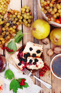 Meyve, üzüm, armut ahşap zemin, lezzetli hamur işleri 