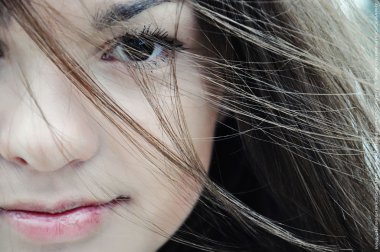 Güzellik zevk kız açık havada doğa. Güzel genç Model gi