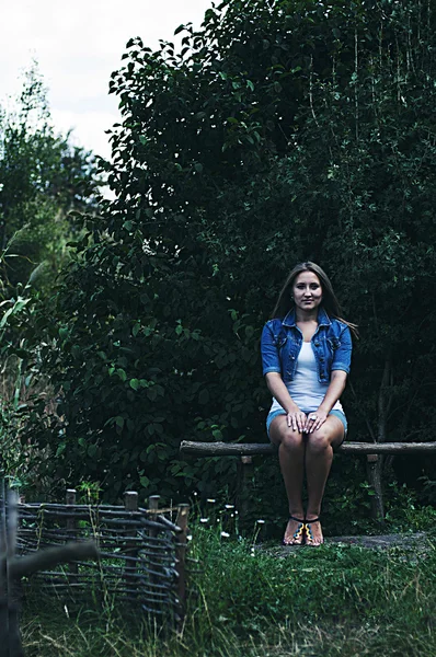 Portrait of a beautiful young girl outdoors. Outdoors portrait o — Stock Photo, Image