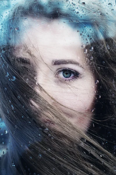 Portrait of a beautiful young girl outdoors. Outdoors portrait o — Stock Photo, Image