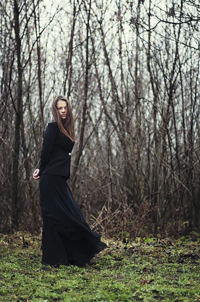 Bellezza ragazza all'aperto godendo la natura. Bella adolescente modello gi — Foto Stock