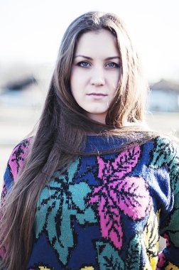 Güzellik zevk kız açık havada doğa. Güzel genç Model gi