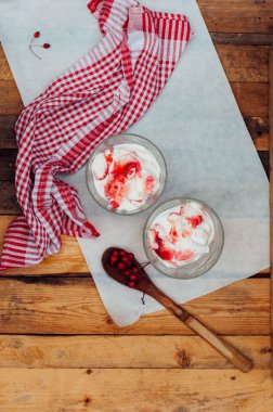 Ahududu ve kırmızı Frenk üzümü bezeli dondurma ve çilek bir g