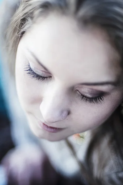 Schönheit Mädchen im Freien genießen die Natur. schöne Teenager-Modell gi — Stockfoto