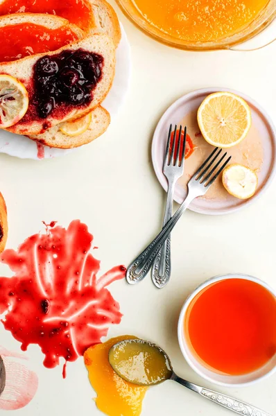 Zelfgemaakte broodjes met perzik en kers jam op een witte backgro — Stockfoto