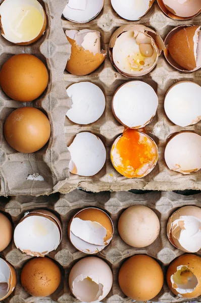 Ingredientes de la torta para hornear - tazón, harina, huevos, espuma de clara de huevo, por ejemplo — Foto de Stock