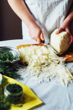 Vejetaryenler ve pişirme. Bayanlar el yeşil sebze, hazır kesilmiş 