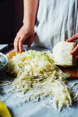 Vejetaryenler ve pişirme. Bayanlar el yeşil sebze, hazır kesilmiş 