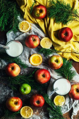 Elma koyu ahşap arka plan üzerinde. Tonlama. Ahşap üzerinde tatlı elma