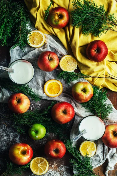 Elma koyu ahşap arka plan üzerinde. Tonlama. Ahşap üzerinde tatlı elma