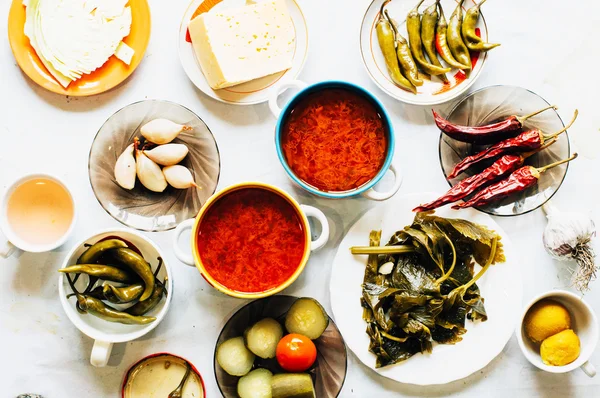 Pepino marinado tigela com pimenta e alho. Grupo de Fermen — Fotografia de Stock