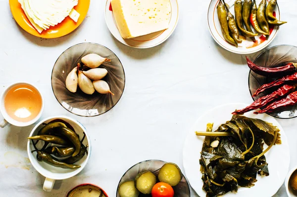 Cuenco marinado de pepino con pimienta y ajo. Grupo de fermen — Foto de Stock