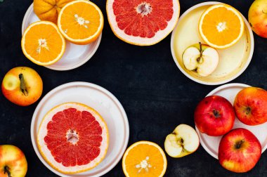 Karışık şenlikli renkli tropikal ve narenciye meyve bla dilimlenmiş