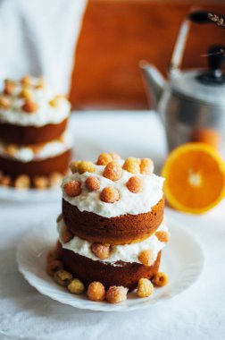 Ahududu kek. Raspberr ile kaplı bir kek closeup