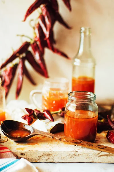 Rote scharfe süße Chilisoße über altem weißen Holzhintergrund. Das Problem ist nur, dass es sich dabei um ein Problem handelt, das wir nicht lösen können. — Stockfoto