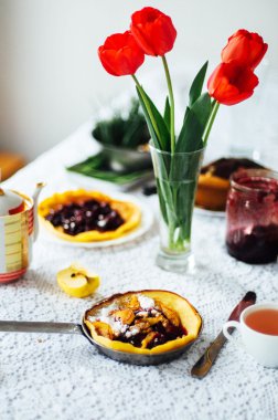 Kırmızı vişne reçelli krep yığını. Withcherry reçel krep. 