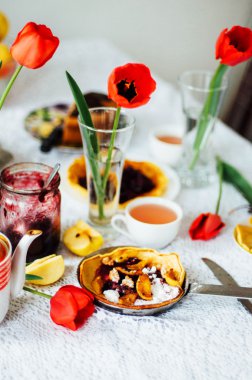 Kırmızı vişne reçelli krep yığını. Withcherry reçel krep. 