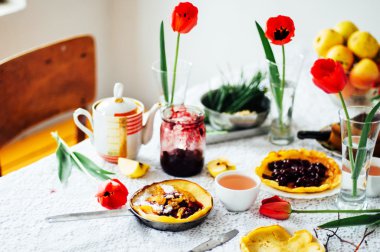 Kırmızı vişne reçelli krep yığını. Withcherry reçel krep. 