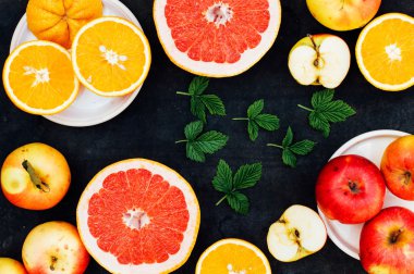 Karışık şenlikli renkli tropikal ve narenciye meyve bla dilimlenmiş