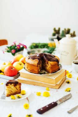 Geleneksel ev yapımı çikolatalı kek. Rustik tarzı ve doğal li