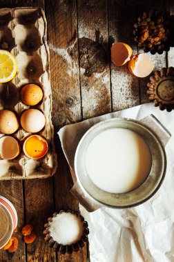 Pişirme kek malzemeler - kase, un, yumurta, yumurta akı, örneğin köpük