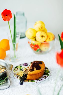 Kırmızı vişne reçelli krep yığını. Withcherry reçel krep. 