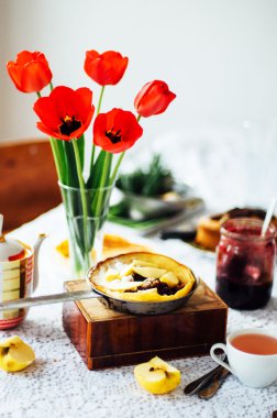 Kırmızı vişne reçelli krep yığını. Withcherry reçel krep. 