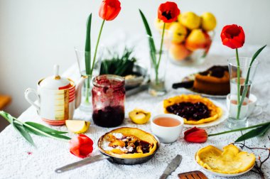 Kırmızı vişne reçelli krep yığını. Withcherry reçel krep. 