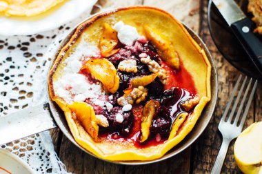 Kırmızı vişne reçelli krep yığını. Withcherry reçel krep. 