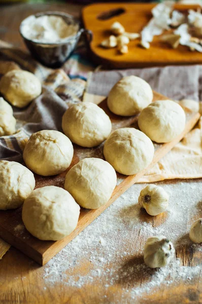 Voorbereiding broodjes brood. Rustieke stijl. Ingrediënten voor de huisgemaakte br — Stockfoto