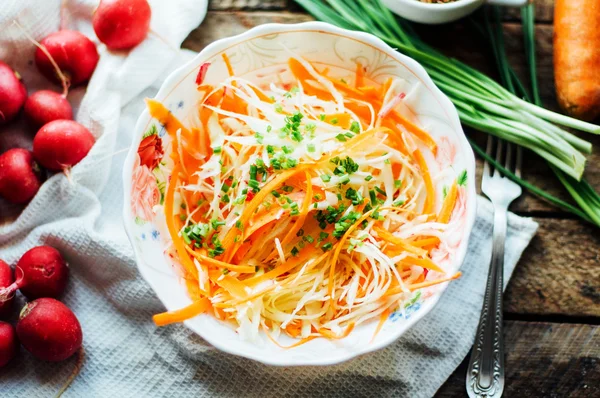 Salada de repolho. salada de repolho com cenoura doce, rabanete, curvar — Fotografia de Stock