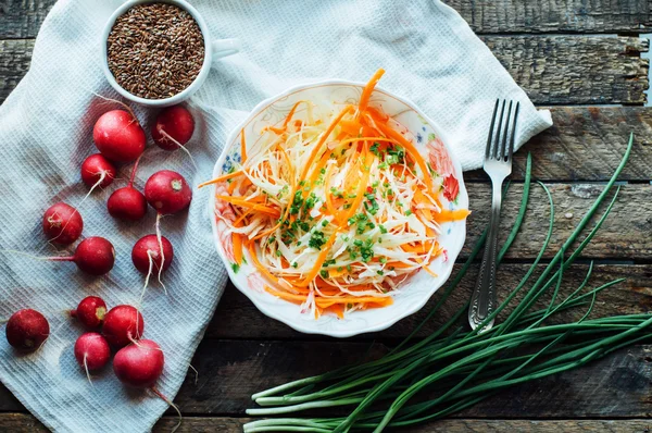 Insalata di cavolo. insalata di cavolo con carota dolce, ravanello, inchino — Foto Stock