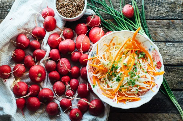 Insalata di cavolo. insalata di cavolo con carota dolce, ravanello, inchino — Foto Stock