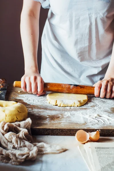 Schritte der Zubereitung sandiger Kuchen mit Kirschfüllung: Mischen — Stockfoto