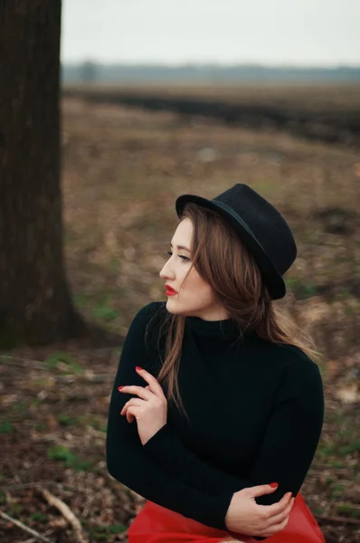 Bella ragazza con lunghi capelli lisci, trucco leggero in un — Foto Stock