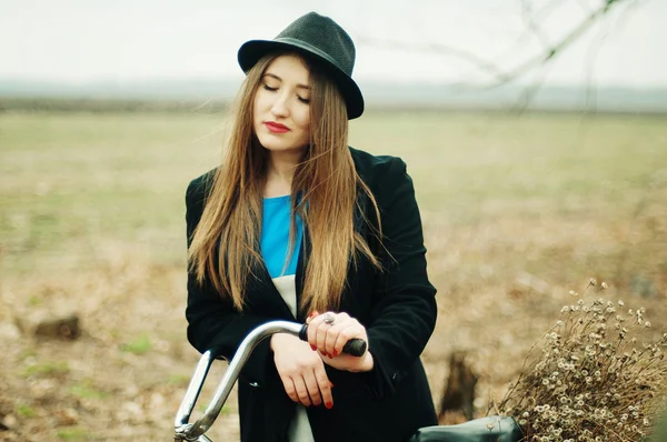 Bella ragazza con lunghi capelli lisci, trucco leggero in un — Foto Stock