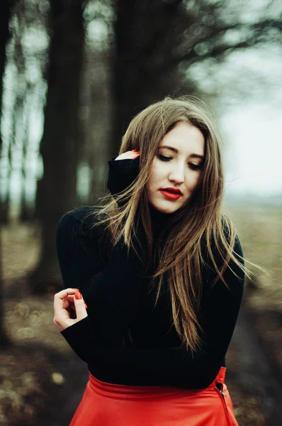 Красивая девушка с длинными прямыми волосами, легкий макияж в — стоковое фото