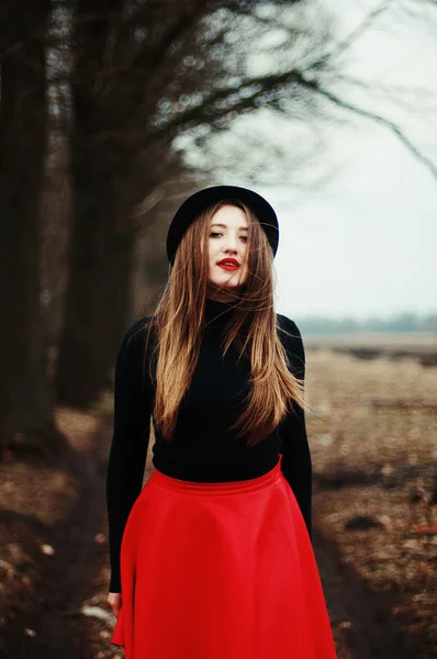 Mooi jong meisje met lang steil haar, lichte make-up in een — Stockfoto