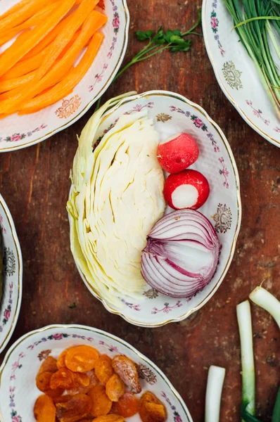 Verduras ecológicas sobre madera. Composición de verduras orgánicas en un — Foto de Stock