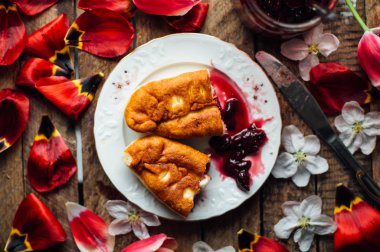 Ev kiraz kek vanilya ve krema şeker ile yaptı. Kiraz kek