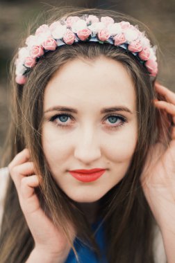 Uzun düz saçlı güzel genç kız makyaj içinde hafif bir