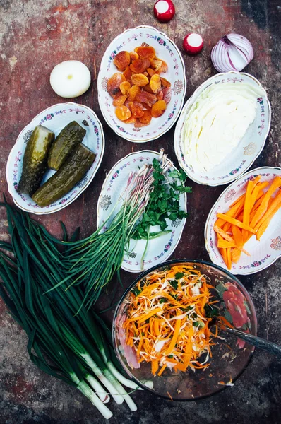 Legumes orgânicos em madeira. Composição de vegetais orgânicos em um — Fotografia de Stock